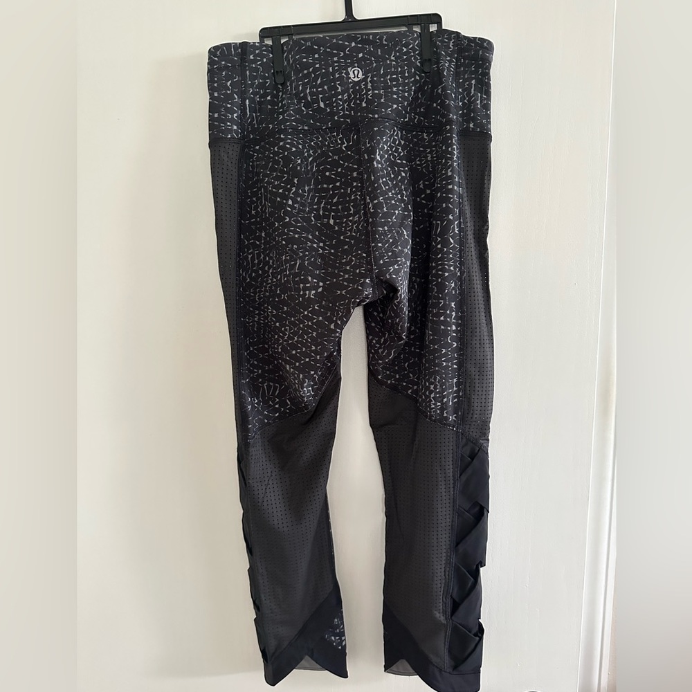 Lululemon crop size 4 black and gray leggings